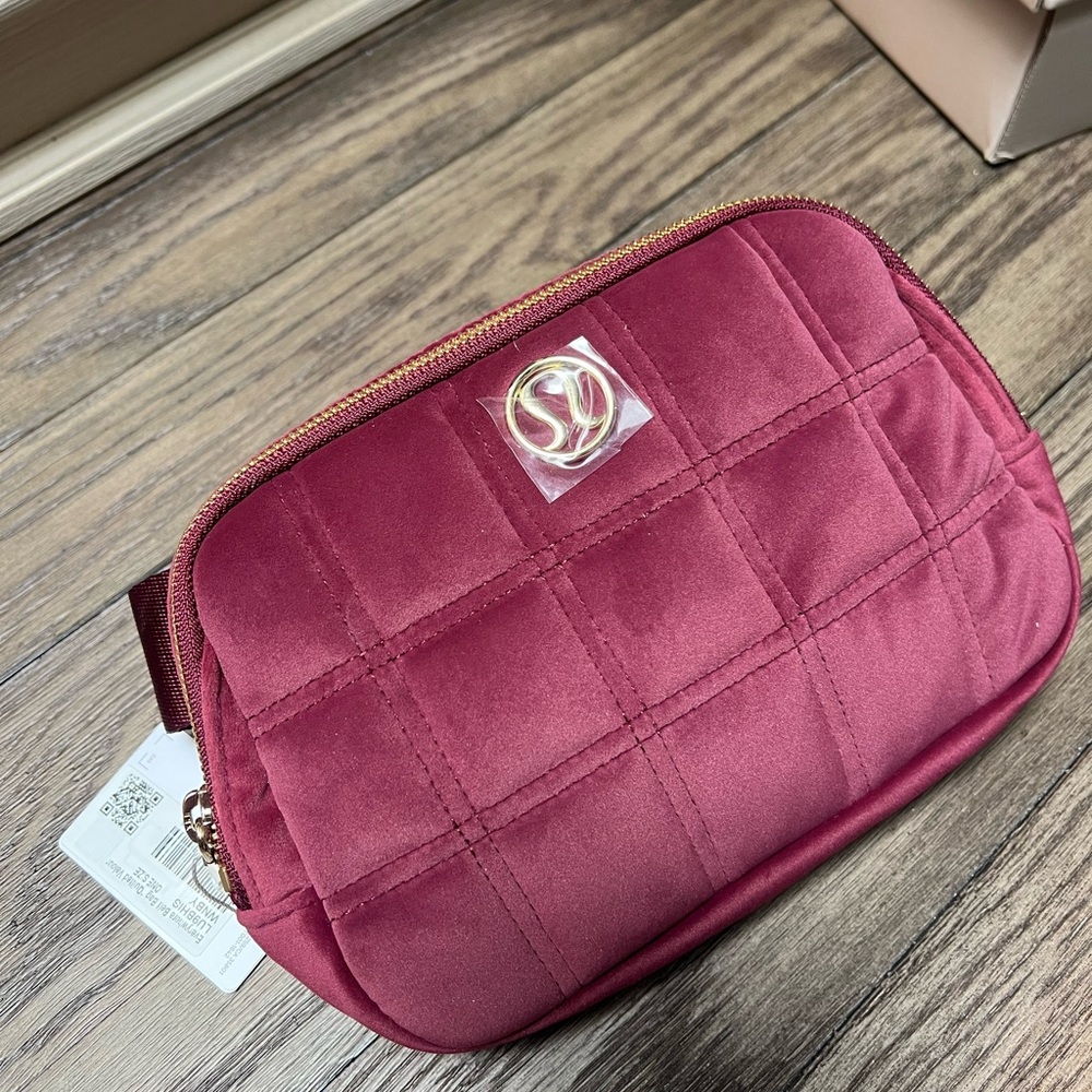 lululemon everywhere belt bag quilted velour